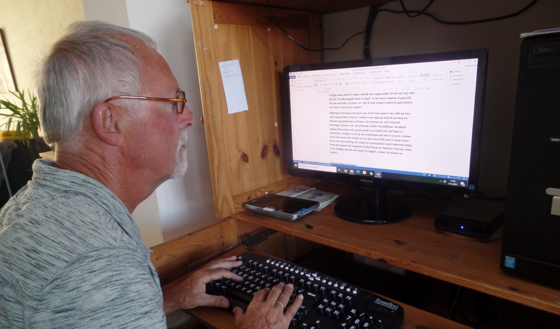 Himmie Sikkema achter zijn computer om een van zijn ingezonden brieven naar de krant te mailen. Foto: Jan Hendriksen