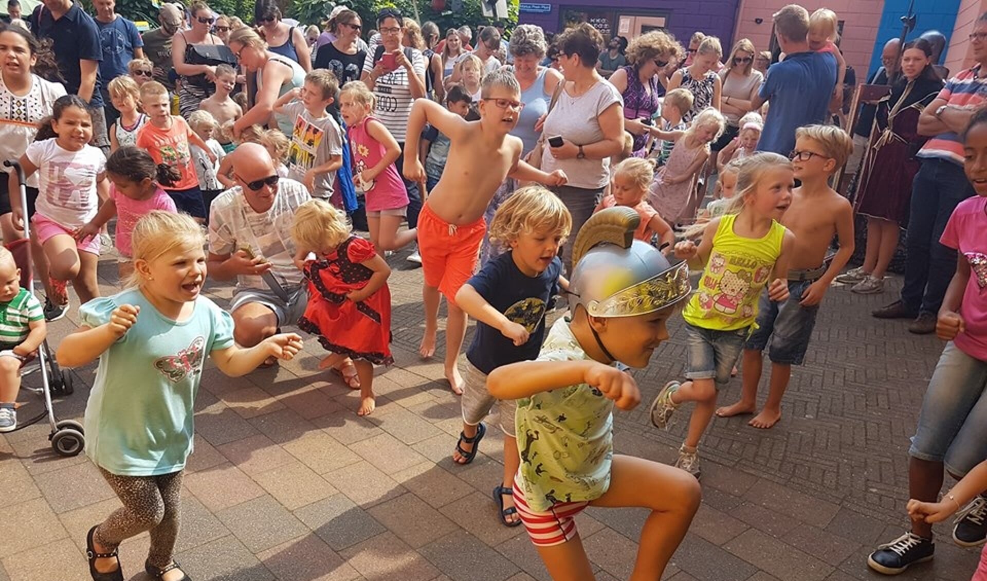 Kinderen bezig met de ridderproef. Foto: PR