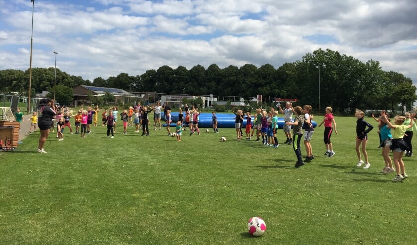 Jongens als de meisjes doen enthousiast mee met voetbalwedstrijdjes en hiphopmoves. Foto: Emmeke Gosselink