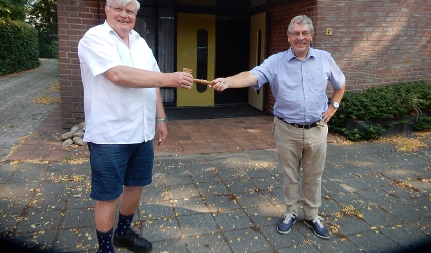 Oud waarnemend voorzitter Henk Vaags (l.) geeft de voorzittershamer over aan de nieuwe voorzitter Frank van Setten. Foto: Rinus Ilbrink