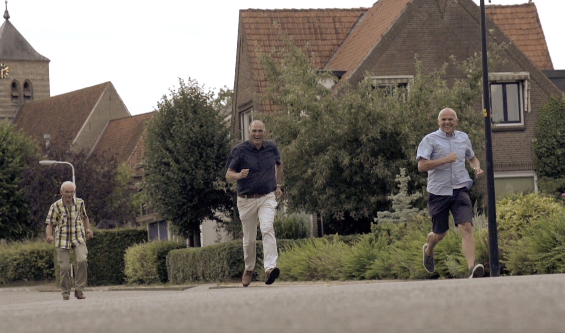 Meindert Hagenbeek, Cyril Hendriks en Gerard Derksen trokken voor de opnames door het dorp. Foto: PR