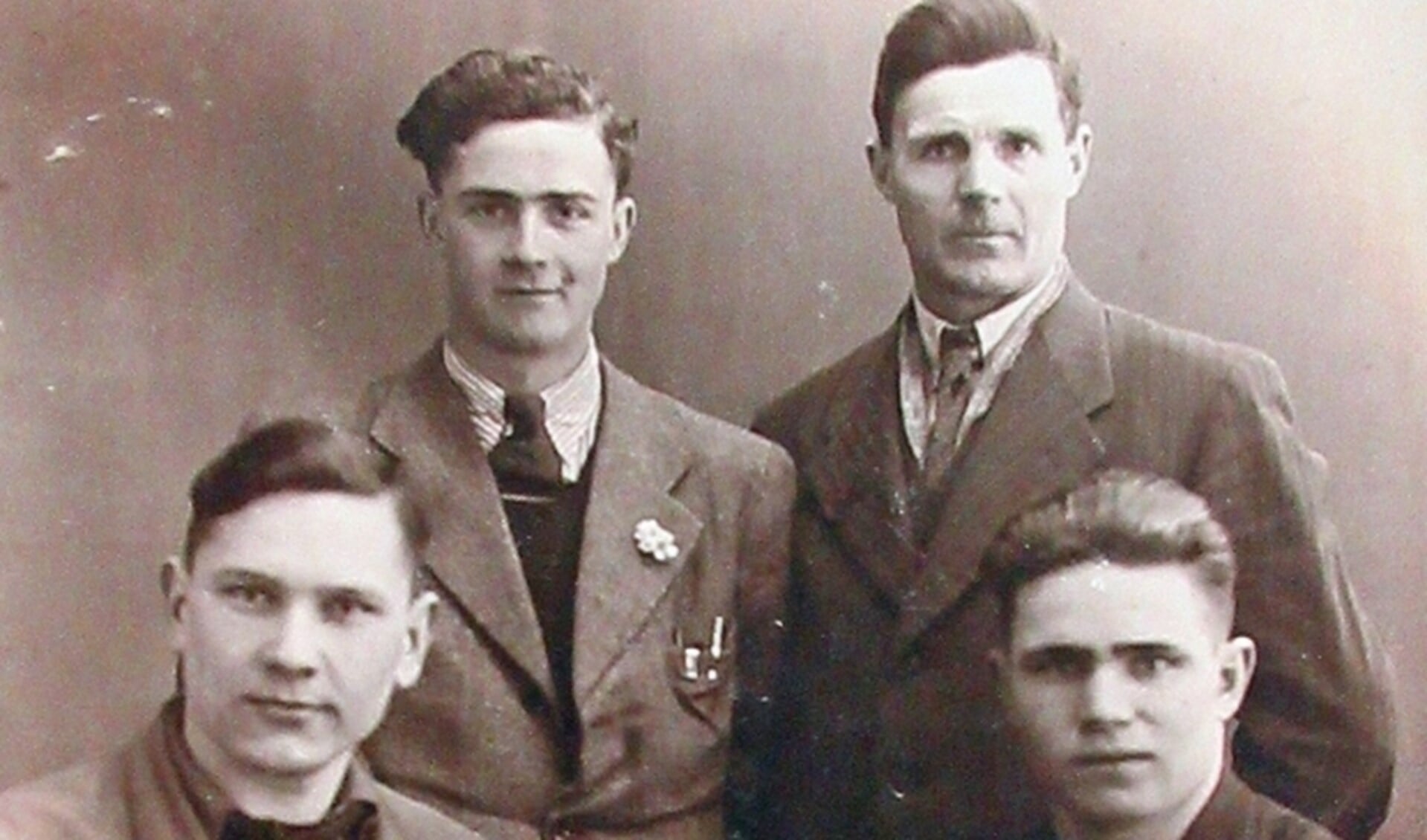 Vlnr staand zoon Ben en vader Bernard Belterman en zittend Sasjka en Andrej. Foto bij de bevrijding van Silvolde.