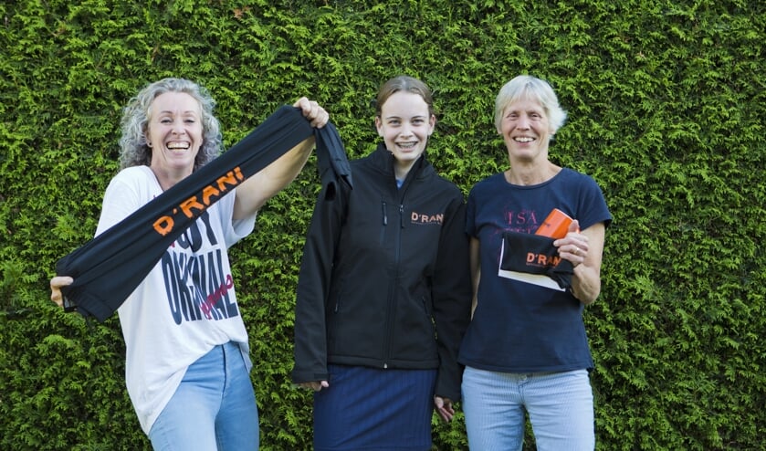 V.l.n.r. Petra Bos (kledingcommissie), Nanke van der Wilk en voorzitter Anja Schutten. Foto: PR