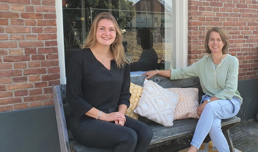 Initiatiefneemster Paula Kakkenberg (r) met vrijwilligster Anouk Goessens Foto: Rob Weeber