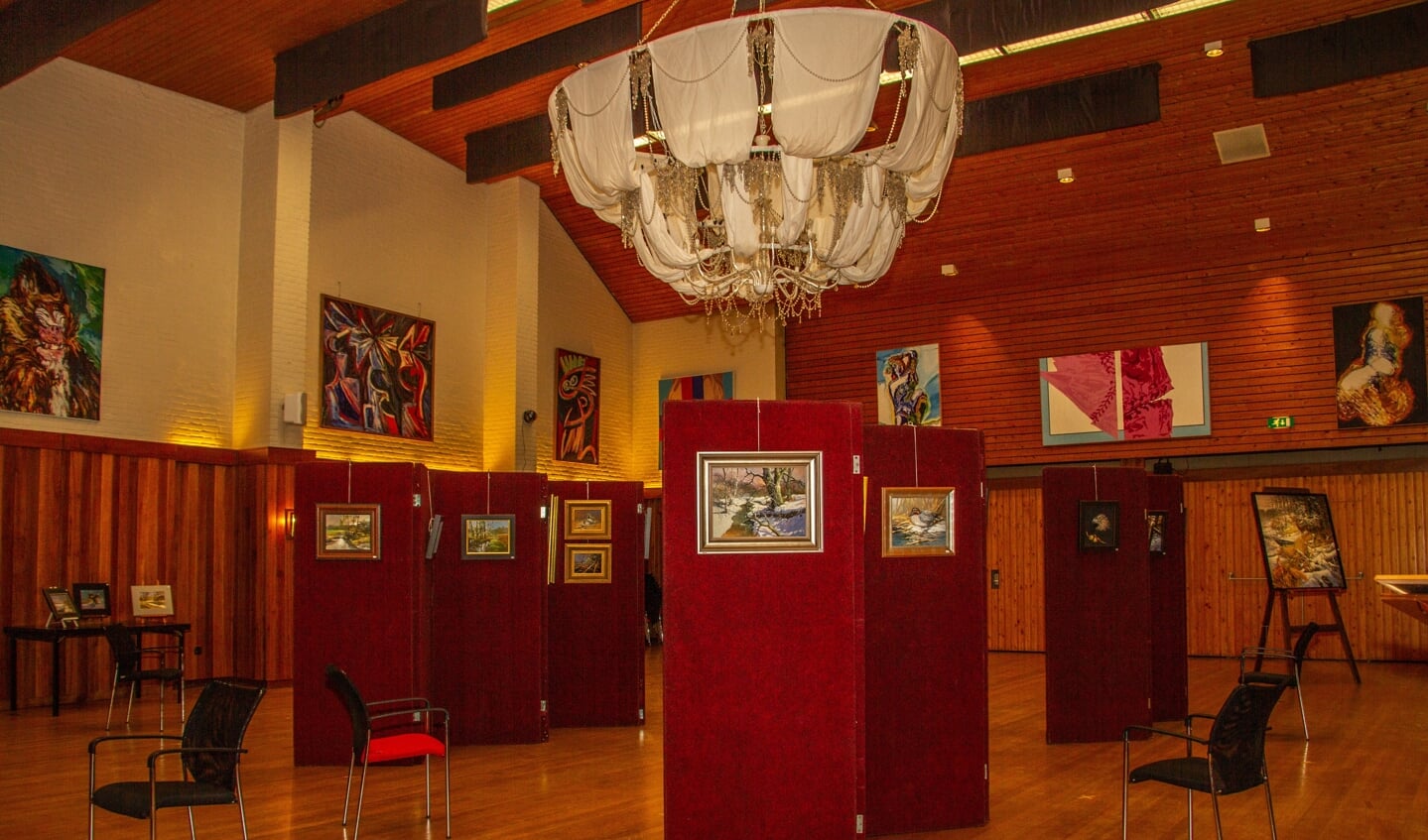 De grote zaal van Museum voor Achterhoekse Schilderkunst, waar in de zomerexpositie werk van Cees Roorda hangt. Foto: Liesbeth Spaansen
