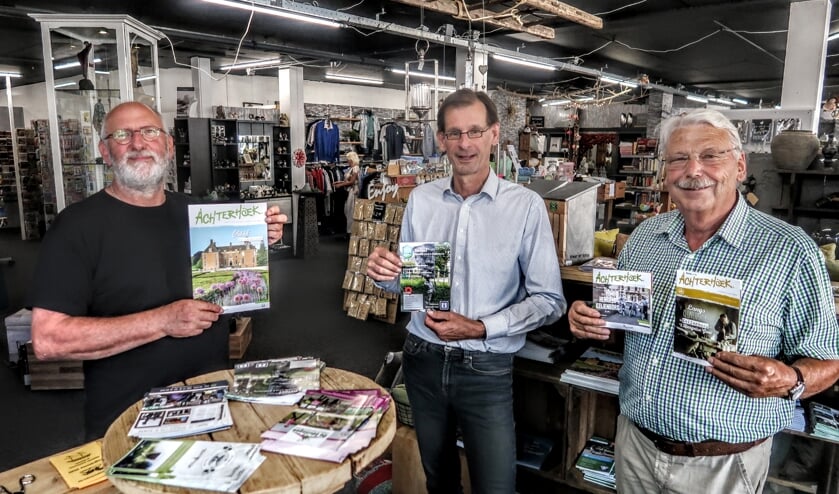 Jan Jansen (links) en Anton van Ingen (rechts) van het Toeristisch Platform Hengelo-Keijenborg. In het midden Rob Rosweide van Shop Melange. Foto: Luuk Stam