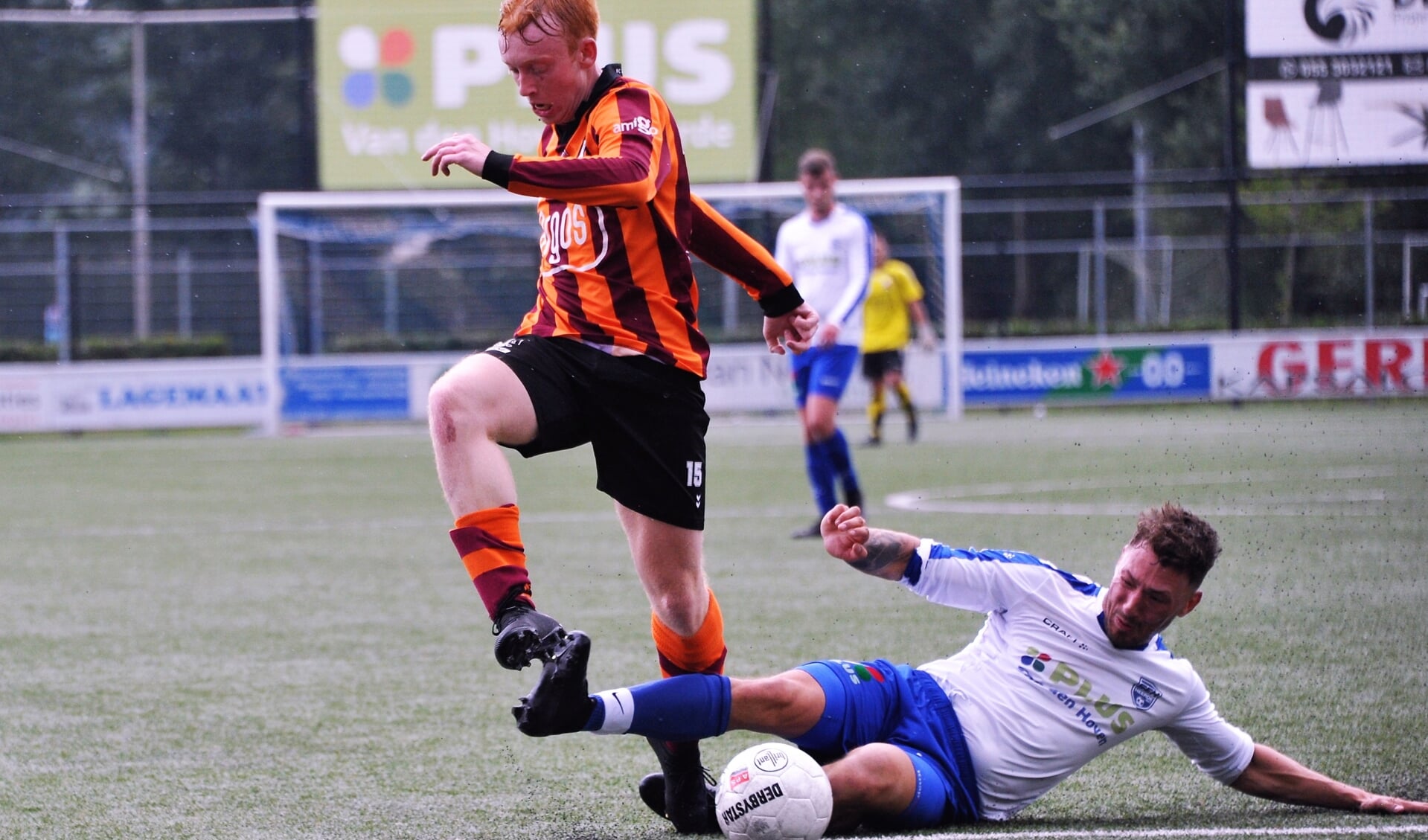 Koen Hulleman van FC Zutphen wordt belaagd door een tegenstander van SEH. Foto: Hans ten Brinke