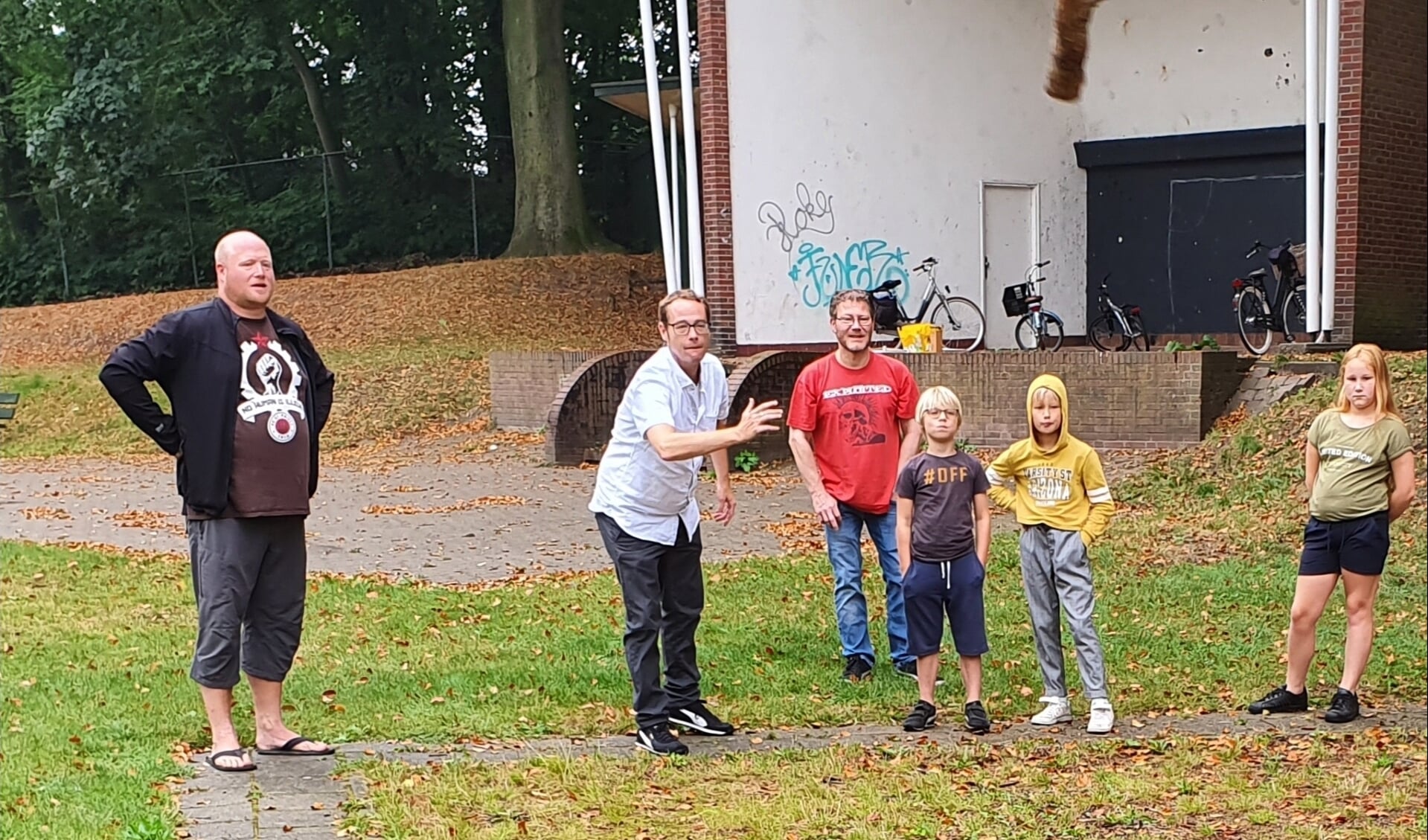 Groep Elsje in actie tijdens hun eigen spelletje blokbal op kermismaandag, 'onder de stange'. Op de achtergrond de verpauperde Muziekkoepel. Foto: Henri Walterbos