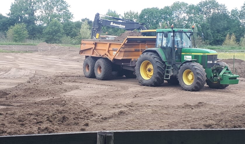 De firma Scharenborg aan het werk tijdens het afgraven van de ijsbaan. Foto: Kyra Broshuis