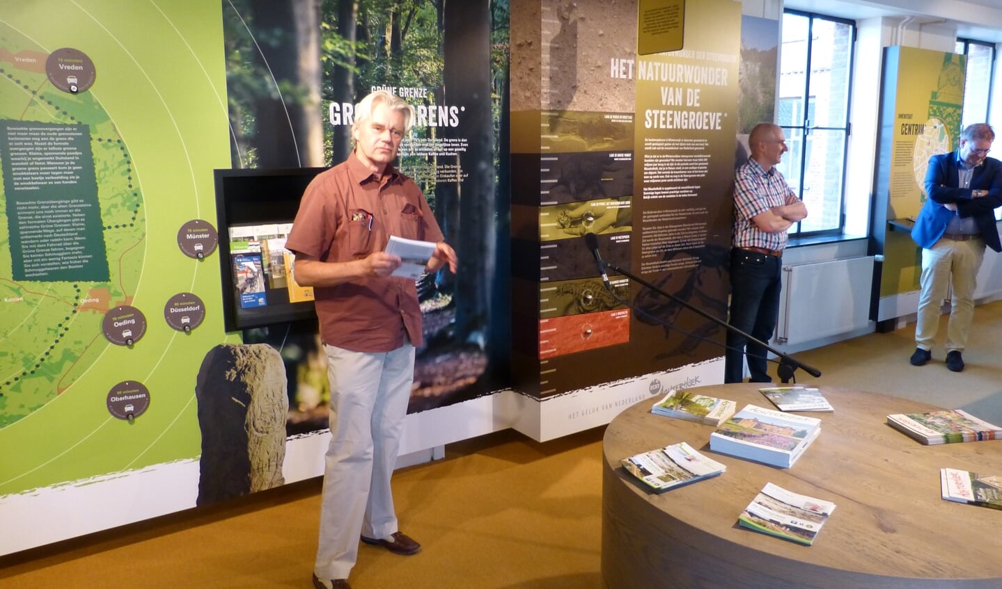 Jelle Reumer vertelt over het schrijven van het boek over de Steengroeve. Foto: Bernhard Harfsterkamp