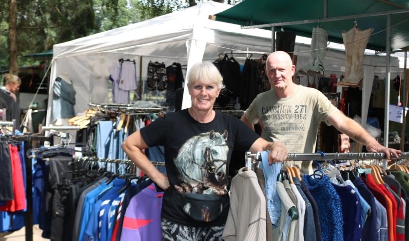 Yvette Pennarts (l), zij wordt bijgestaan door Peter (r). Foto: Arjen Dieperink