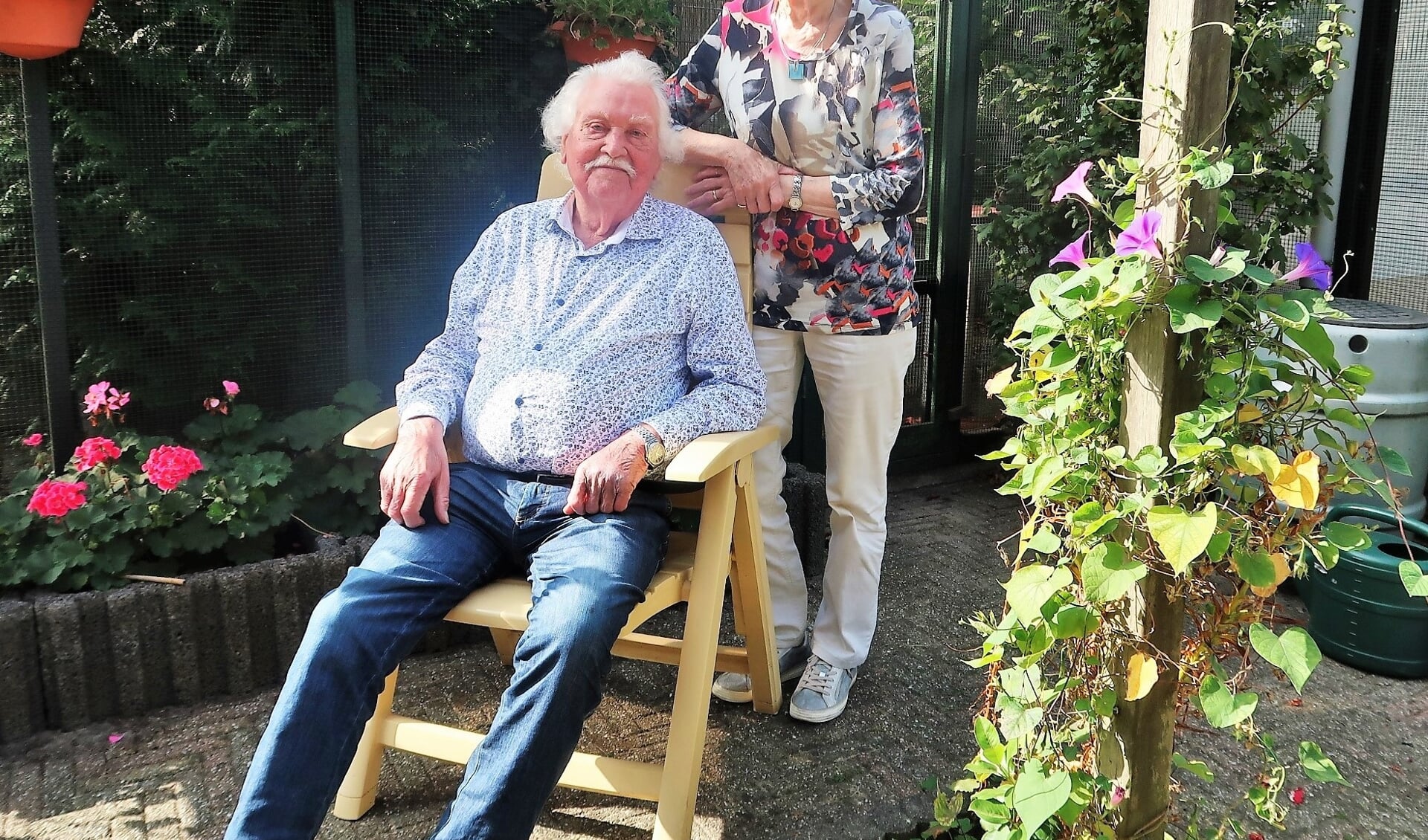 Gerard en Annie Hoffman in hun achtertuin in hartje Groenlo. 
Foto: Theo Huijskes