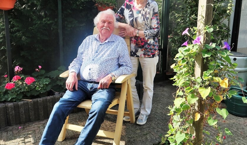 Gerard en Annie Hoffman in hun achtertuin in hartje Groenlo.
Foto: Theo Huijskes