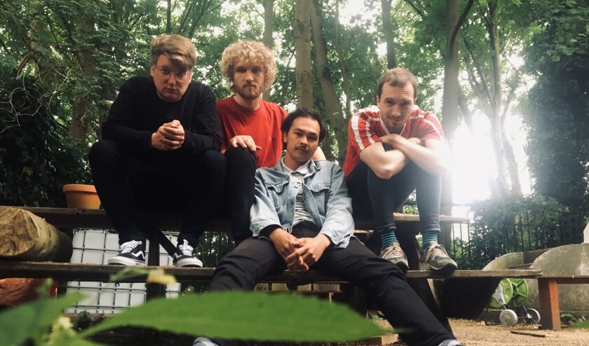 Oud-Lochemers Duncan Daalmeijer (links) en Jordy Sanger (tweede van rechts) kijken positief terug op hun Maple-tijd. De eind 2017 gevormde band ontstond uit Orange Maplewood.