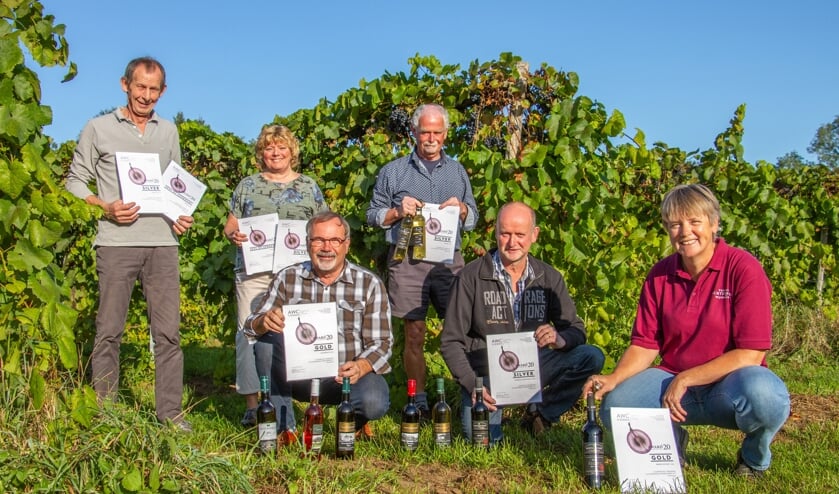 De wijnen van (staand) Jan Zieverink, Sylvia Sonderen, Henk Takken, (zittend) Rob Roth, Hans ter Haar, Anita Geerders-Hermsen van de Coöperatief Verenigde Achterhoekse Wijnbouwers zijn fors in de prijzen gevallen. Foto: Liesbeth Spaansen
