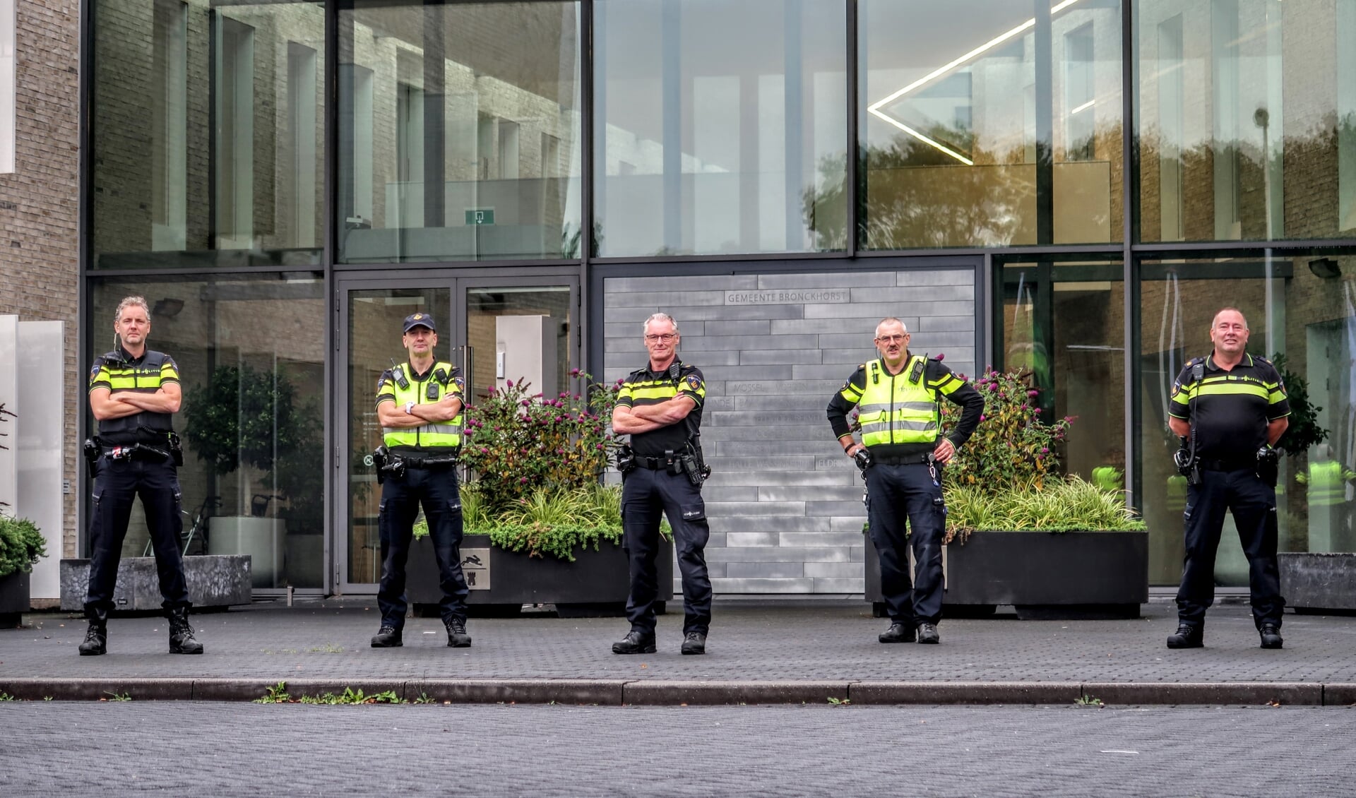 Het team van wijkagenten in Bronckhorst: v.l.n.r. Wouter Pol (Zelhem), Paul Stoter (Vorden), Jack Witmarsum (Hummelo & Keppel), Frans Geerdink (Hengelo) en Hans de Voer (Steenderen). Foto: Luuk Stam