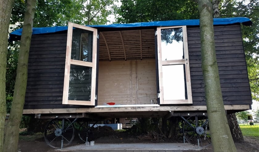 De werkzaamheden aan Tiny House on Wheels 'Into the Wild' zijn nog in volle gang. Op de voorgrond een houten terras voor het buitenzitje. Een trap voor de toegang moet nog gemaakt worden en aan de verdere binnenafwerking wordt de komende weken hard gewerkt. Foto: Alice Rouwhorst
