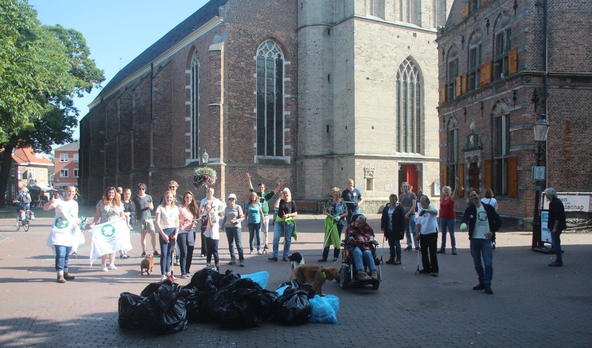 Meer dan 20 enthousiaste ‘schoonmakers’ verzamelden vuilniszakken vol afval rond de openbare weg en maakten Lochem zo weer een stukje schoner. Foto: PR