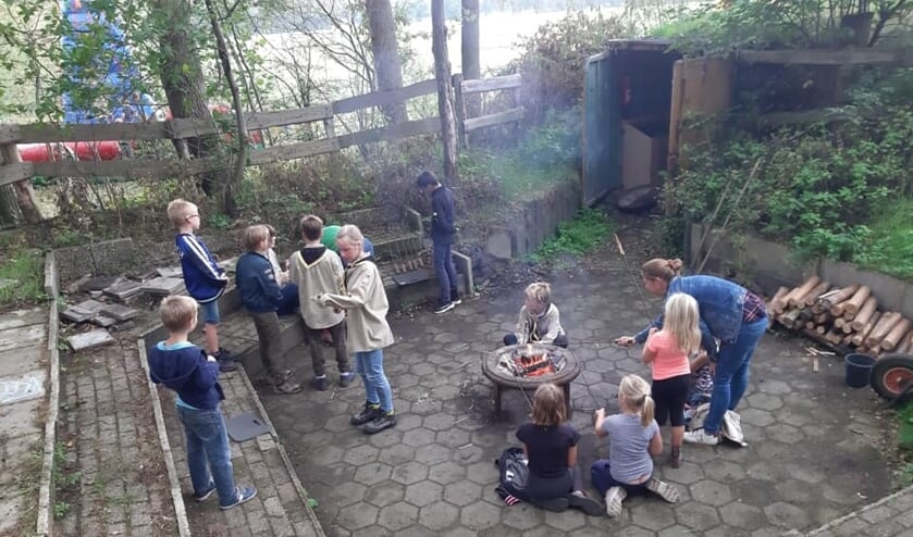 In de kampvuurkuil brandde de hele middag een gezellig vuur. Foto: PR