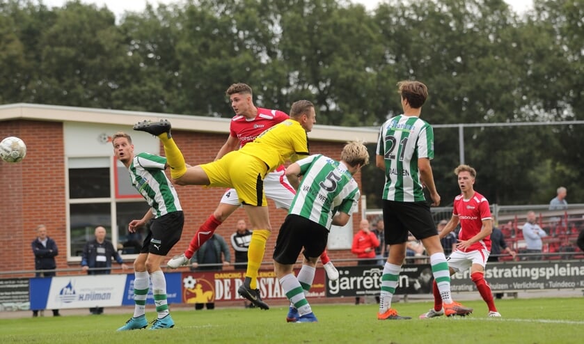 Michael Vaags kopt de enige goal van de wedstrijd binnen. Foto: Cor Hinkamp