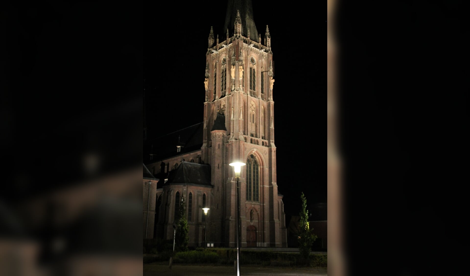 Ook 's avonds zijn de prachtige details van 'de kathedraal van de Achterhoek' goed zichtbaar. Foto: Annekée Cuppers