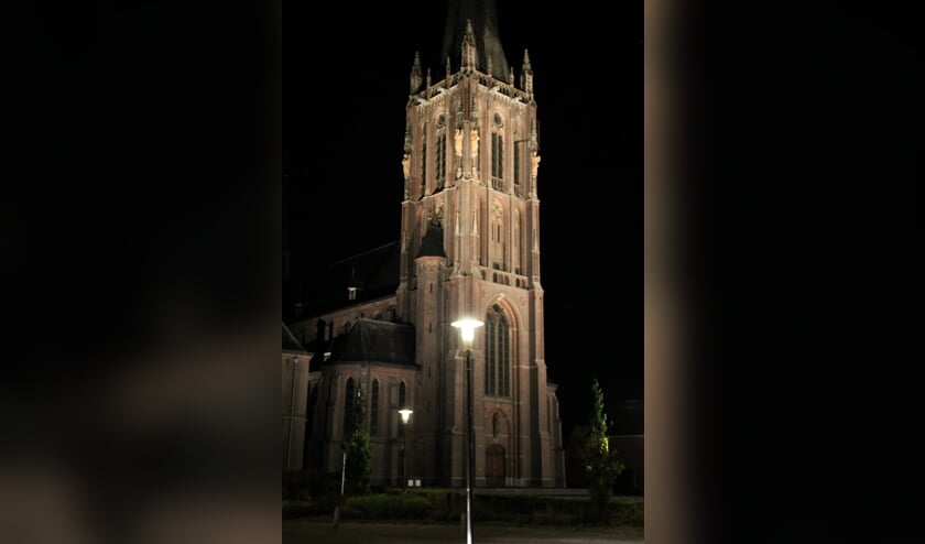 Ook 's avonds zijn de prachtige details van 'de kathedraal van de Achterhoek' goed zichtbaar. Foto: Annekée Cuppers