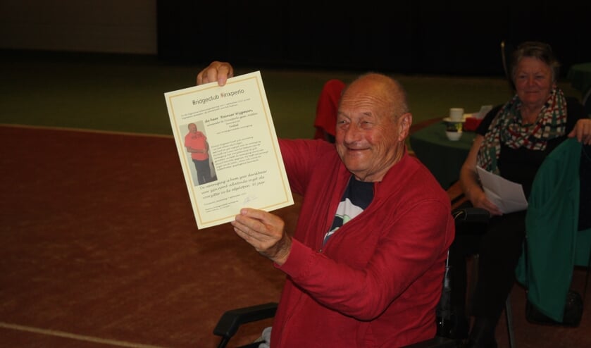 Rein Wijgman met de oorkonde. Foto: Ed Abbing