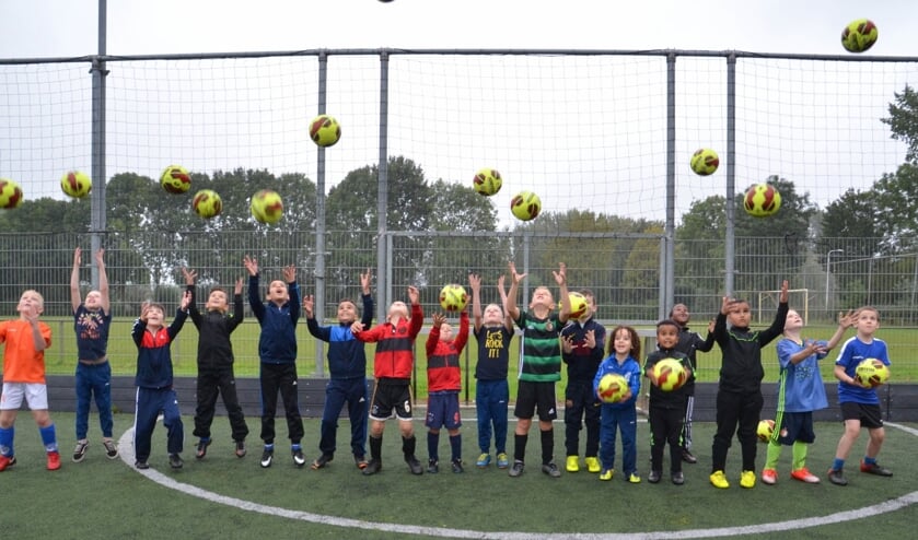 Jeugd van Be Quick is blij met de nieuwe ballen. Foto: Jan Slagter