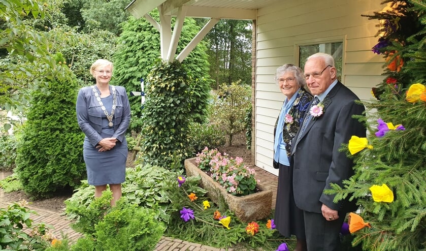 Burgemeester Marianne Besselink feliciteert Wim en Roelfine Onstenk op gepaste afstand. Foto: Familie Onstenk