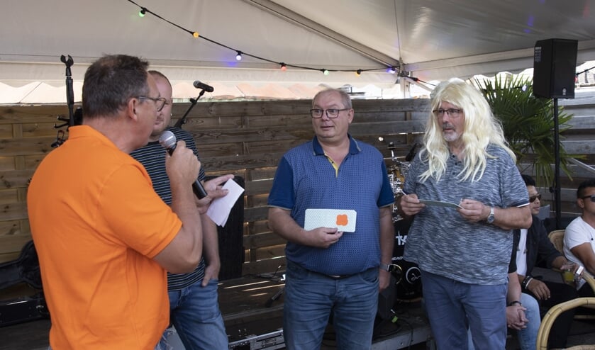 De prijswinnaars van de puzzelrit ontvingen van Ton Tolkamp de ROV waardebonnen en de extra punten voor de Dorpskwis. Foto: Marco Brunekreeft.
