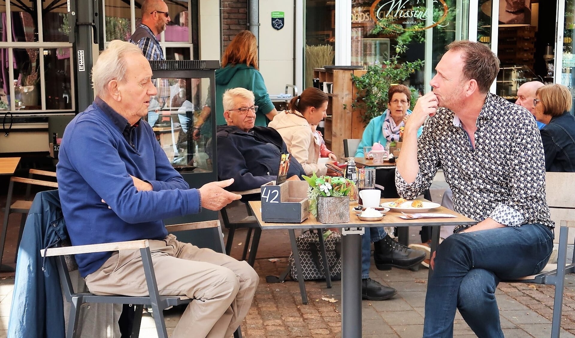 Grollenaar Theo Kaak op het terras van Wissink in gesprek met Jochem van Gelder. Foto: Theo Huijskes