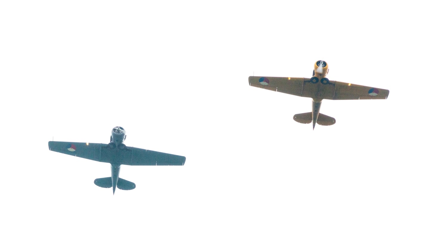 Militair saluut met twee Harvards van de Koninklijke Luchtmacht voor piloot Bill Abbott. Foto: Henk Derksen