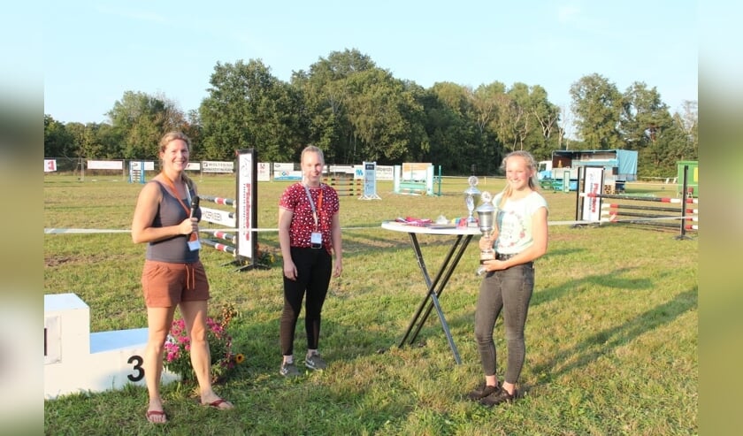 Yvet en Chantal werden uitgeroepen tot beste pony- en paardencombinatie van de Pasruiters op de Bollert. Foto: Herman Kettering