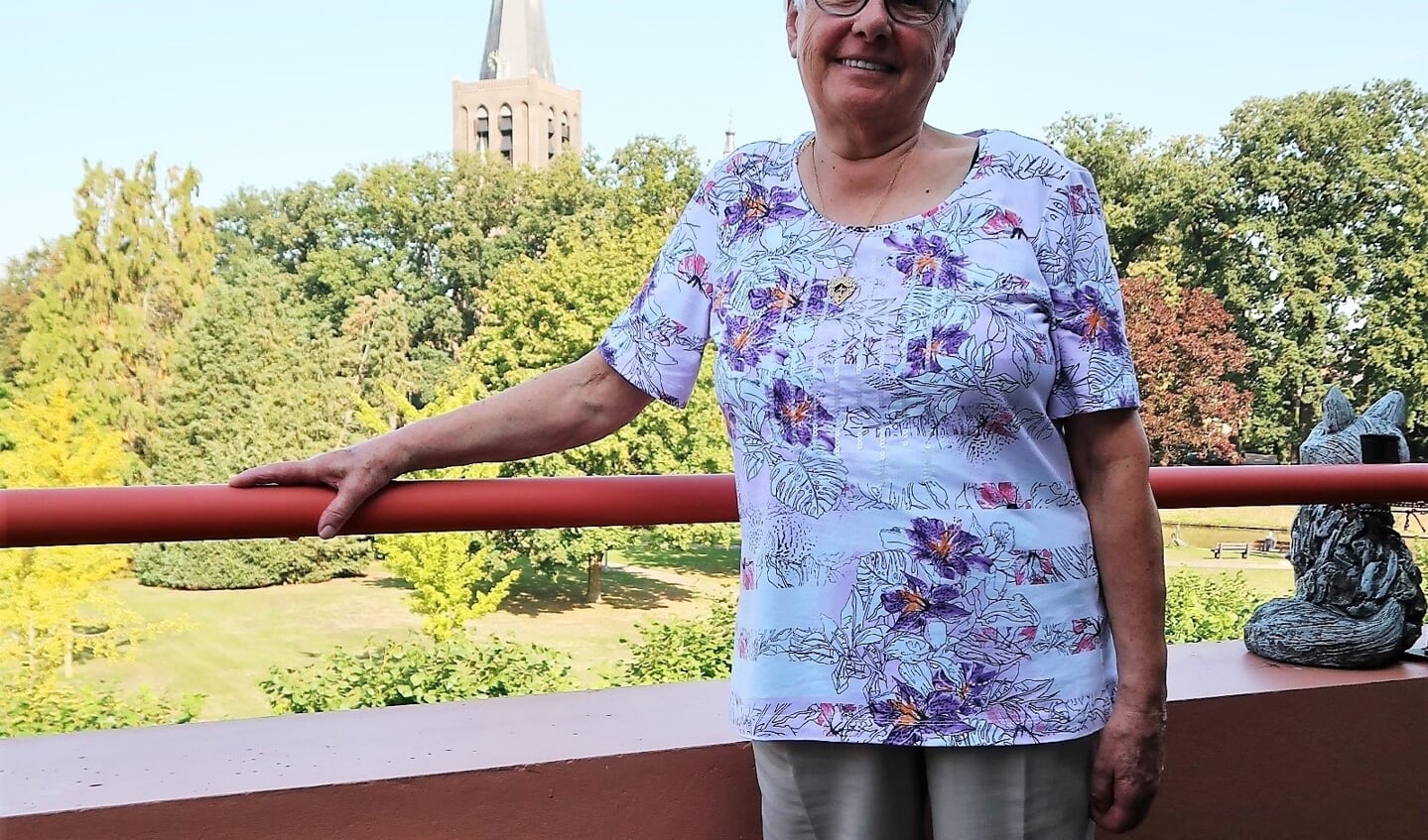 Mimi in den Nieuwenkamp-Olyslager op het balkon van haar appartement. Foto: Theo Huijskes
