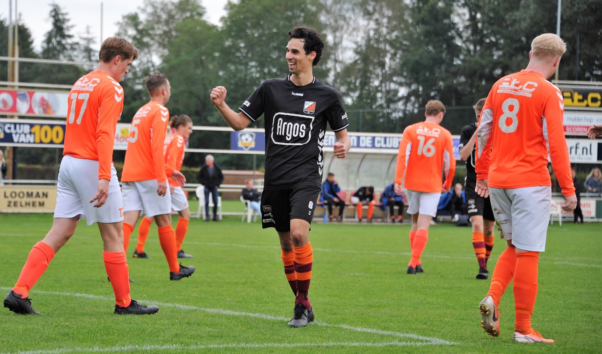 Jelle Macare van FC Zutphen viert zijn derde doelpunt voor FC Zutphen. Foto: Hans ten Brinke
