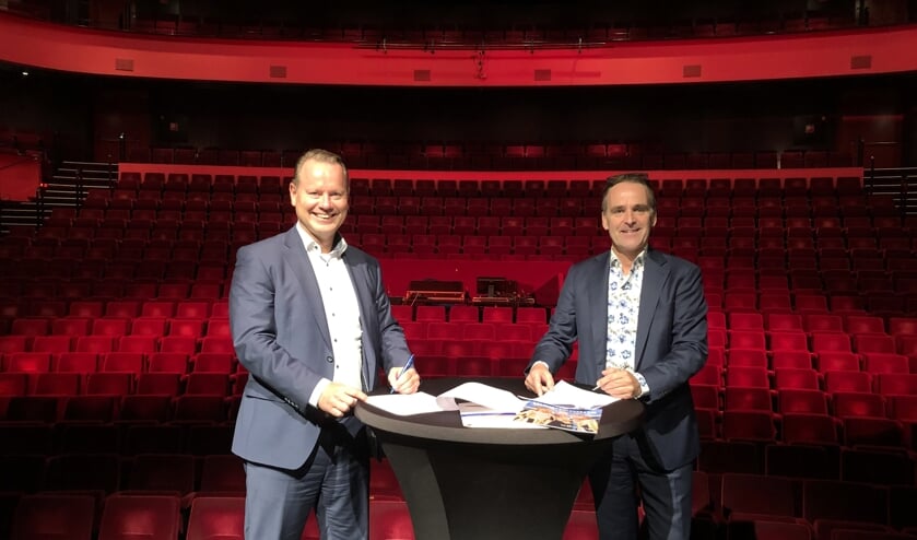Steven Enneman en Charles Droste ondertekenen de overeenkomst voor het voortzetten van het partnership. Foto: PR