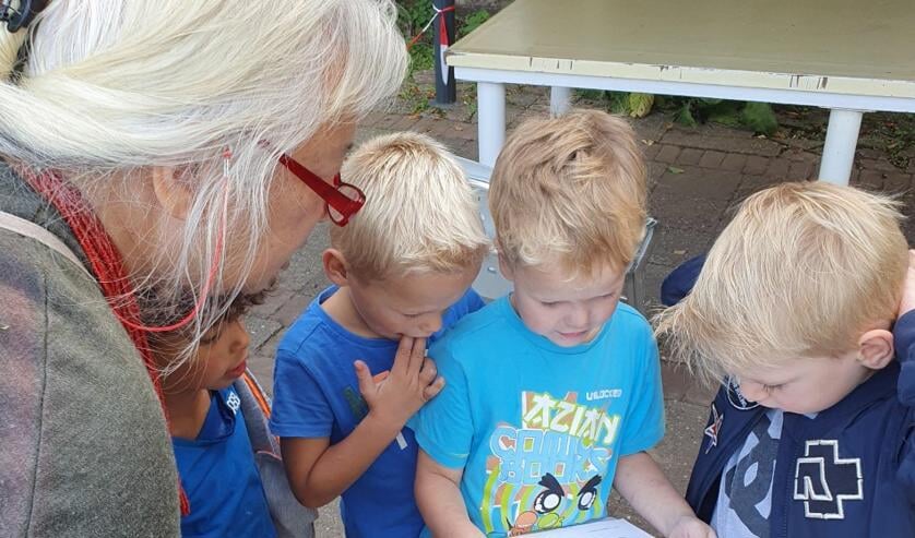 De kleuters gingen op bezoek in de Kruidenhof te Mallum. Foto: Jesse ter Avest