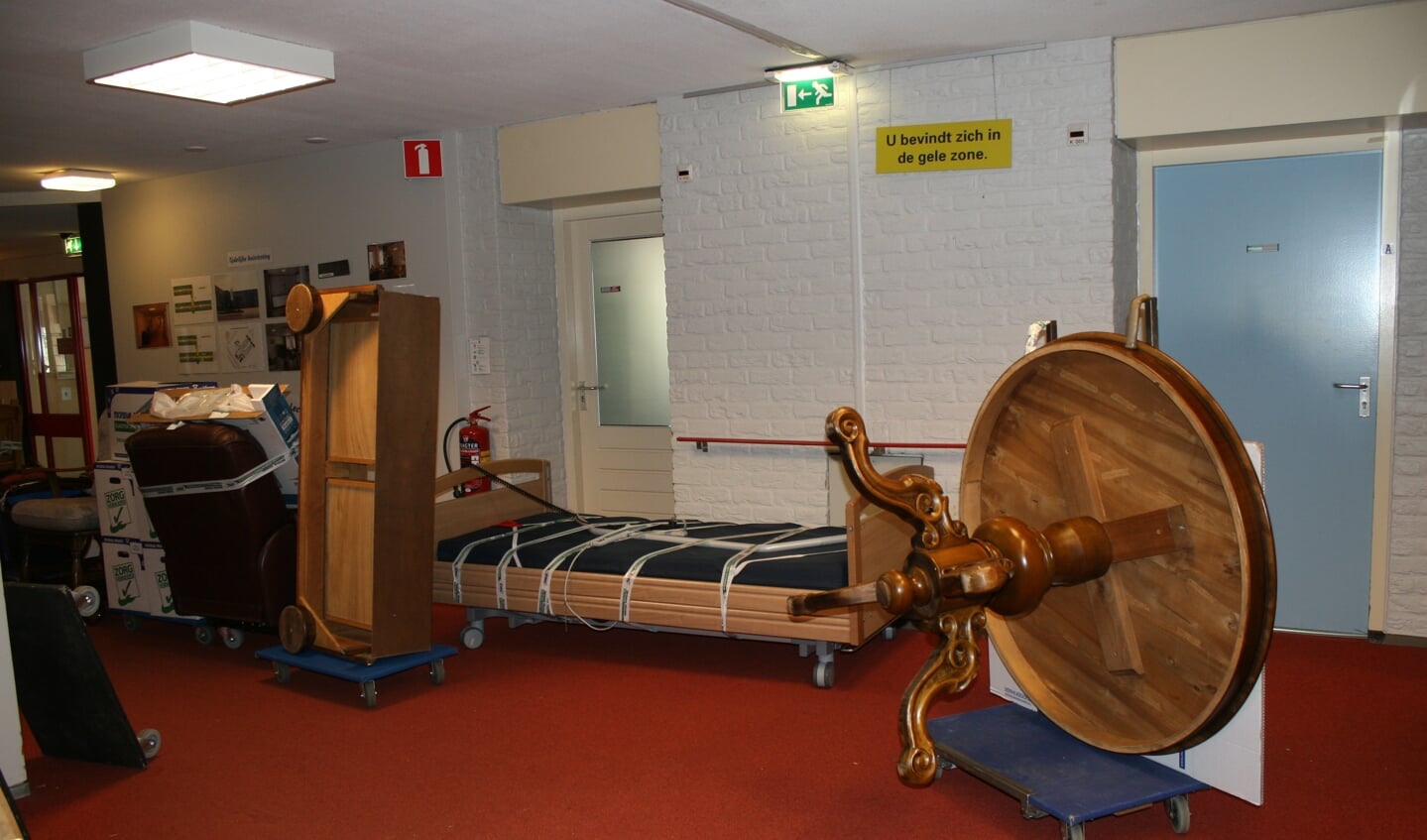 Ook in de gangen staan meubels en andere spullen die mee moeten naar de nieuwe locatie. Foto: Dinès Quist
