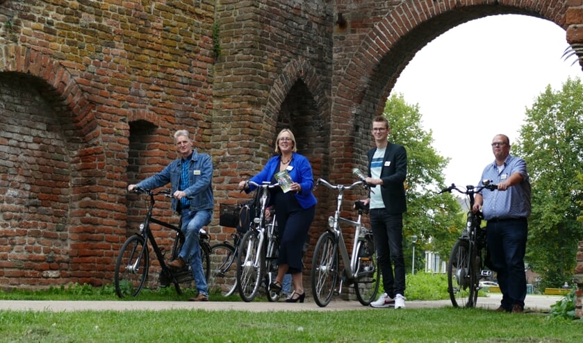 Bestuurslid Ab Braakman, voorzitter Ineke Hissink-Kapper, wethouder Mathijs ten Broeke en bestuurslid Eric van Schie (v.l.n.r.) fietsen een deel van de fietsroute die speciaal voor deze editie is samengesteld. Foto: Buro Zutphen