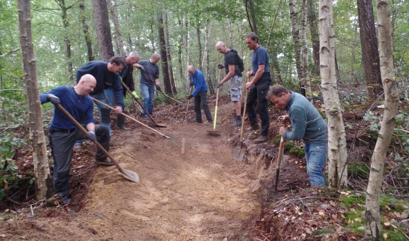 Onder leiding van coördinator Ivan Wiegerinck (tweede links)) waren Ruurlose en Vordense mountainbikers zondagmorgen druk in de weer met de nieuwe mountainbike route in Boswachterij Ruurlo. Foto: Jan Hendriksen