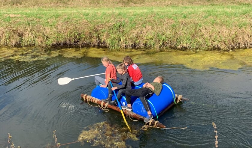 Het vlot kon de kinderen gemakkelijk dragen. Foto: Jesse ter Avest