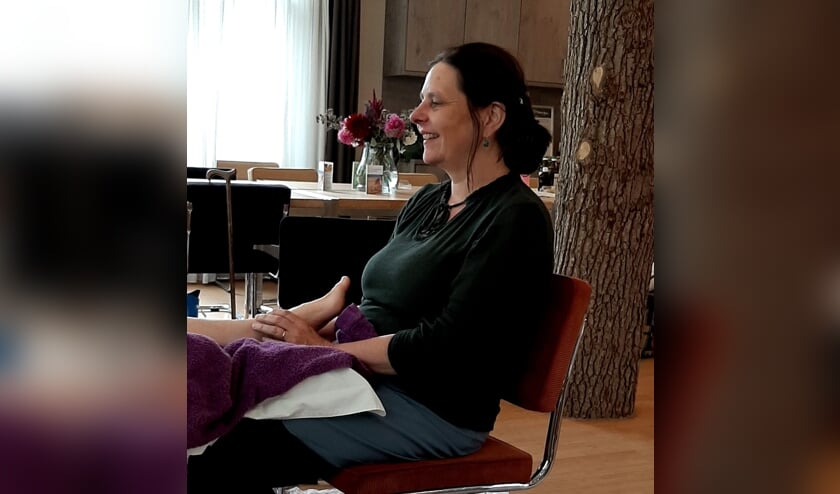 Anoushka Ebbinge-van Rappard demonstreert waar meridianen lopen. De aanraking onder de voeten heeft effect op heel het lichaam. Foto: PR