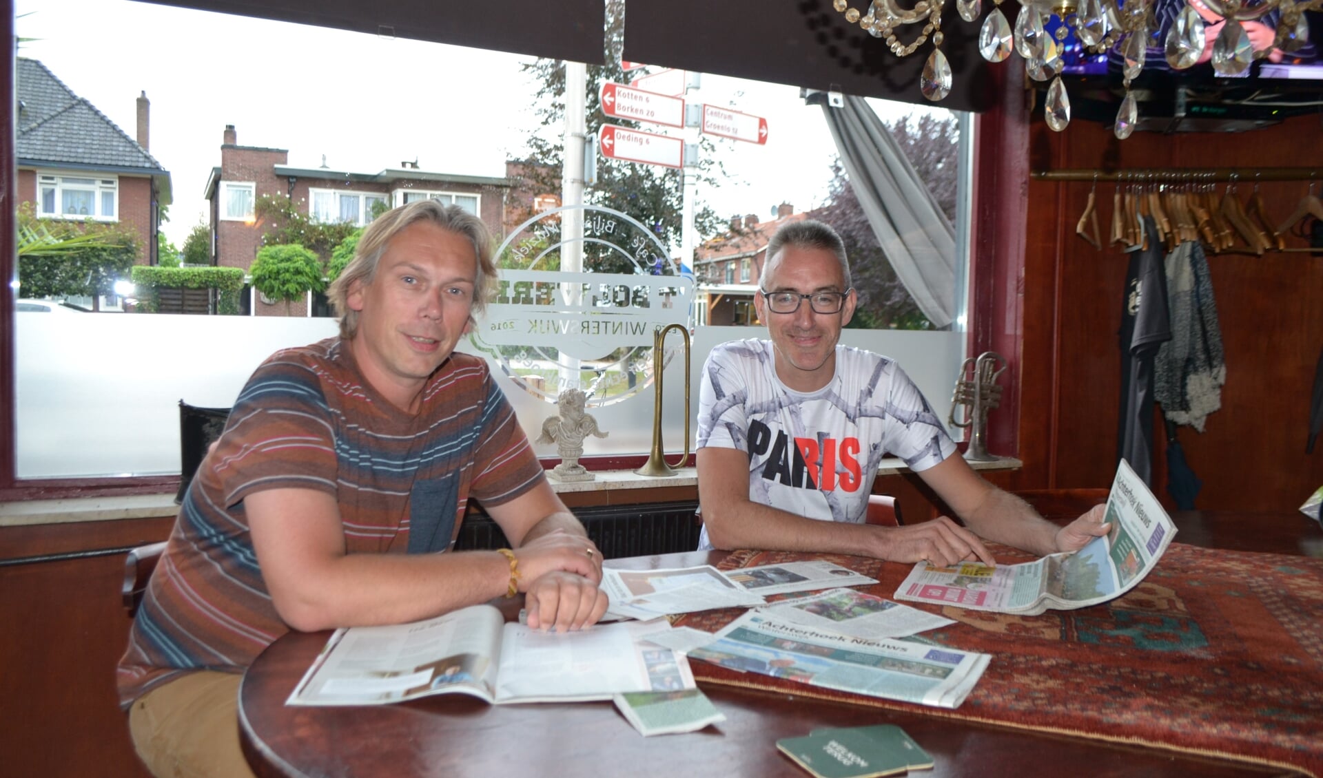Leander Grooten (links) en Richard van de Laan-Toebes aan de stamtafel van Cafe Het Bolwerk. Foto: PR