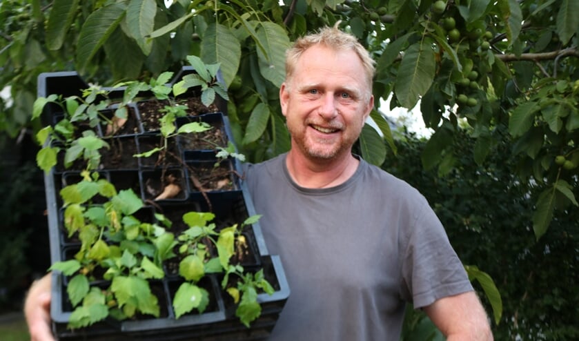 Henry Oost heeft het ruilen van stekjes, plantjes en zaden in Lochem opgezet. Foto: Arjen Dieperink