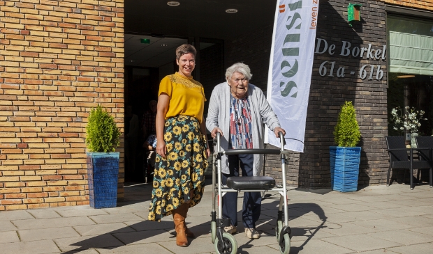 Activiteitenbegeleidster Emmy Scheurwater en mevrouw Valk, bewoonster De Borkel. Foto:Sensire / Riënne Wopereis