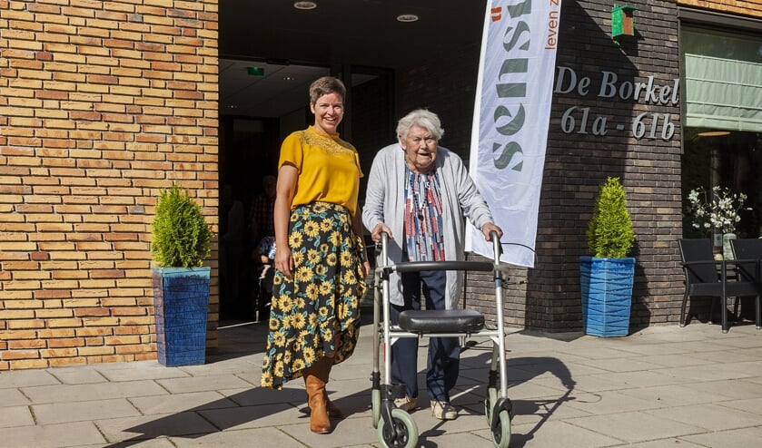 Activiteitenbegeleidster Emmy Scheurwater en mevrouw Valk, bewoonster De Borkel. Foto:Sensire / Riënne Wopereis