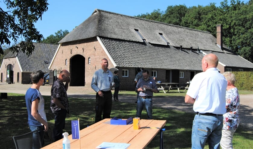 Gebiedsmanager van Natuurmonumenten, Udo Hassefras, in gesprek met enkele belangstellenden, bij de presentatie van de visie op landgoed Hackfort. Foto: Contact