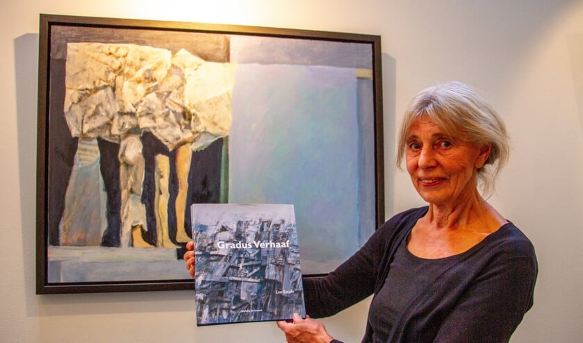 <p>Voorzitter Stichting De Ezelstal Willemijn Colenbrander laat de biografie van Gradus Verhaaf zien. Foto: Liesbeth Spaansen</p>