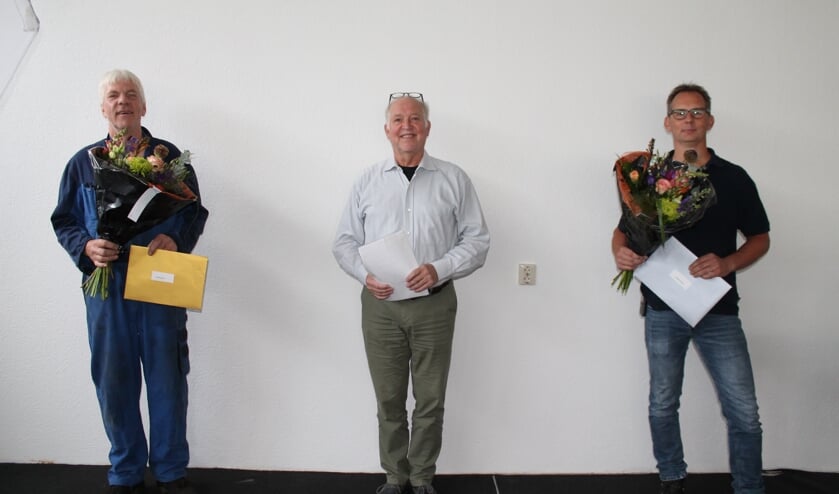 Directeur Jan Willem Hoopman geflankeerd door de jubilarissen. Foto: PR