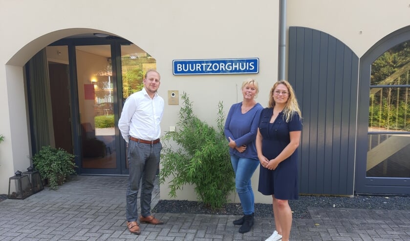 Thijs Bleumink, Inge Kleinleugenmors en Marloes de Ruyter voor het Buurtzorghuis in Warnsveld. Foto: Rudi Hofman